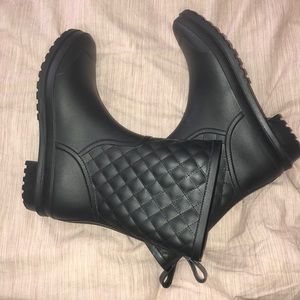 Women’s Mid Calf Rubber Rainboots